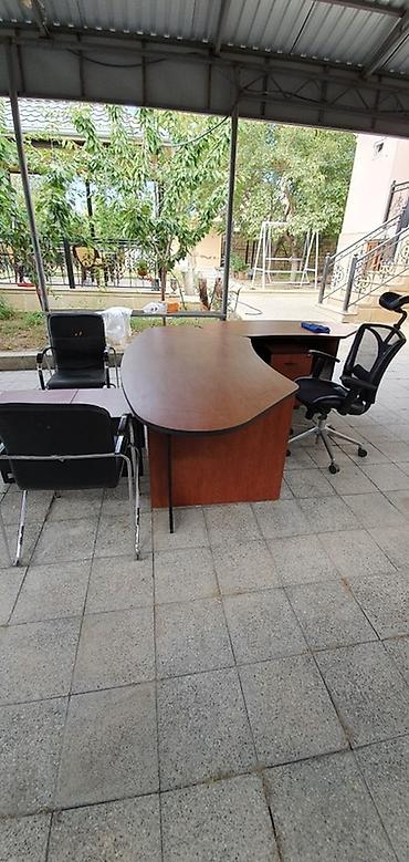 qedimi kreslo: Ofis mebel dəsti Tərkibi: - Menecer üçün böyük iş masası – yumru — 1