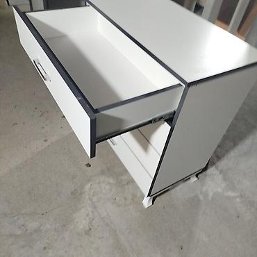 mini drel: Ağ rəngdə 4 çekmeceli komod - Minimalist dizayn: ağ ön panellər, tünd — 10