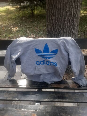 серая толстовка: Серая худи с капюшоном и большим логотипом adidas (трилистник)