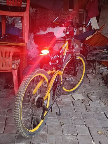 велосипеды из германии: Şəhər və yüngül off-road üçün dağ velosipedi - Rəng: sarı/qara -