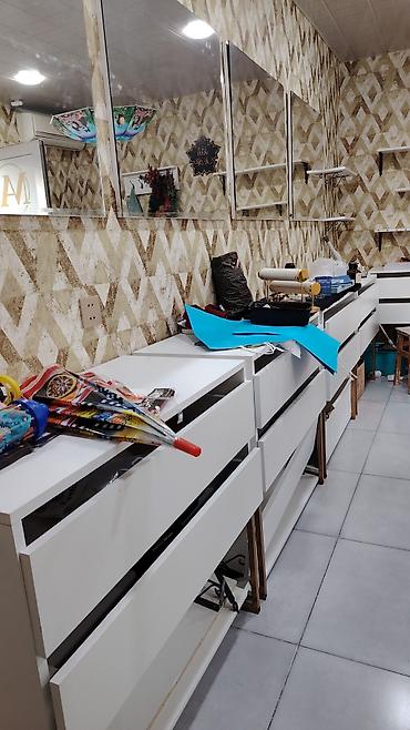 parfum vitrine: Satılır: mağaza üçün Ətir vitrin Tərkibi və ölçülər: - Divar — 3