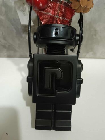 Parfemi: Crna bočica parfema Versace Crystal Noir sa fasetiranim čepom u obliku — 27