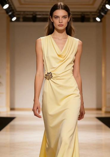 Haljine: Elegantna večernja haljina bez rukava sa drapiranim kaskadnim izrezom — 2