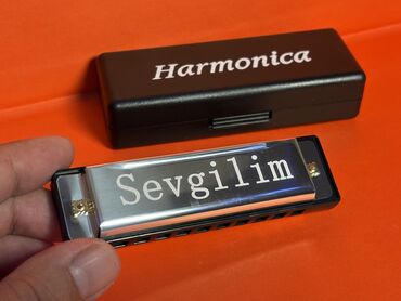 Gitaralar: Eksklüziv olaraq paslanmaz metaldan hazırlanmış və üzərinə Azərbaycan