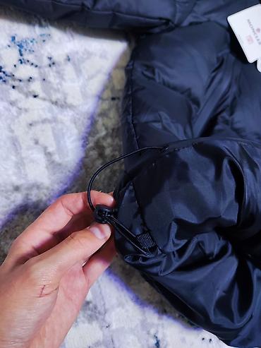 Пуховики и зимние куртки: Пуховик Moncler, темно-синий/черный цвет. есть затяжка на капюшоне и с — 2
