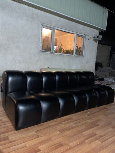 мебель прихожей: Прямой диван, цвет - Черный, Новый