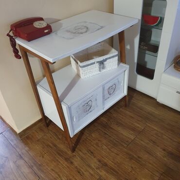 Komode: Komoda/konzola u retro stilu sa dve police i kliznim vratima. - — 3