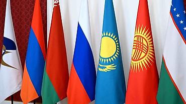 Комплект напольных флагов стран Евразийского региона Состав: - Флаг