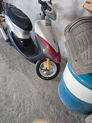 minus disk: Honda Dio skuter. Gümüşü və tünd boz rəng kombinasiyasında, kompakt — 5