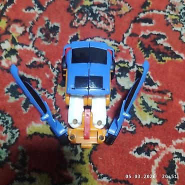 Игрушки: Игрушка-трансформер, способная менять форму из автомобиля в робота — 9