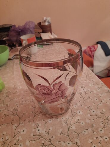 советская ваза: Продаю вазу советских времён,чешское стекло,очень красивая и
