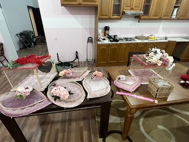 Xonça: Nişan və xına mərasimləri üçün nəzərdə tutulmuş dəst. Dəstə müxtəlif