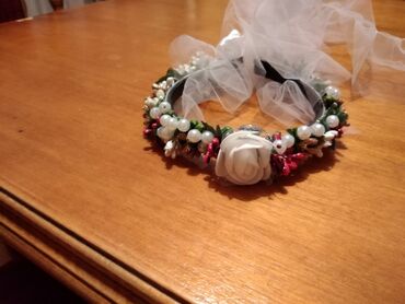 Svadbena oprema: Cvetna traka za kosu sa velom, idealna za posebne prilike. Traka je — 2