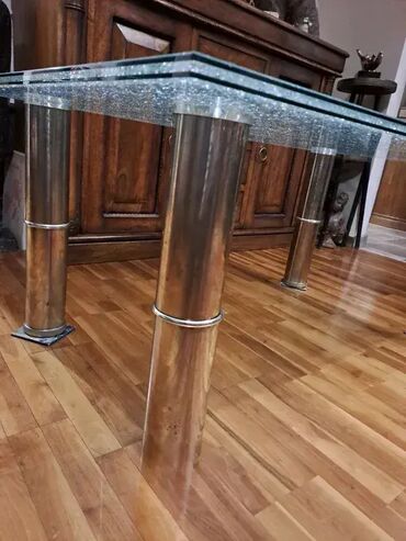 Stilski klub stolovi: Klub sto sa staklenom troslojnom plocom debljine 15mm. Sto je tezak — 7