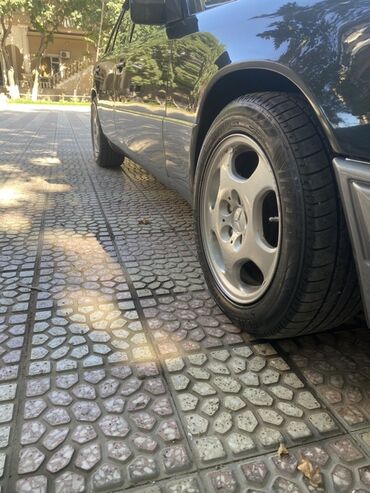 Bu qara Mercedes-Benz E-Class sedan gündəlik istifadə üçün uyğun olan
