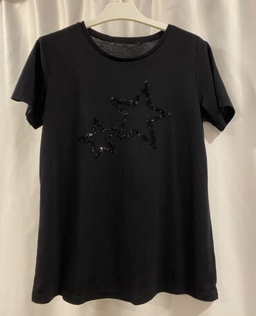qadın gödəkçəsi: Qara rəngdə, iki ulduzlu parlaq bəzəyi olan qısaqol t-shirt. Gündəlik