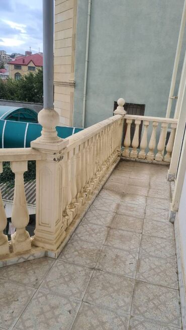 Digər kommersiya daşınmaz əmlakı: Badamdar da Hərbi qospitalın yanında 6 sotun içində olan 2 mərtəbli 5 — 17