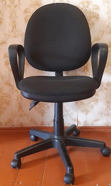 Офисная мебель: Ofis kreslosu – qara rəng, parça üzlüklü. Xüsusiyyətlər: - Yumru bel — 4