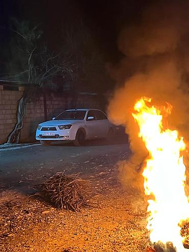 LDV: Ağ rəngli sedan avtomobil Xüsusiyyətlər: - Geniş və rahat 4 qapılı — 2
