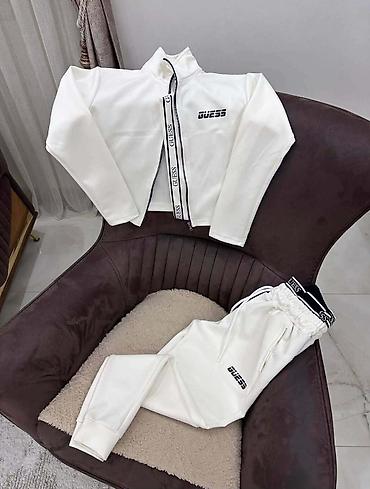 Gornji i donji deo: GUESS
dostupne u vise boja
Vel. S, m, l, xl
Cena 4400 din — 13