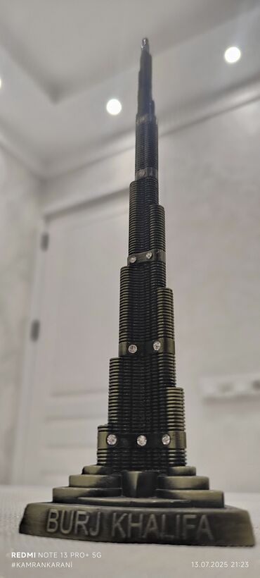 ari coreyi qiymeti: Burj Khalifa suveniri. 
Hündürlük 25.5 sm
Ünvandan götürmədir