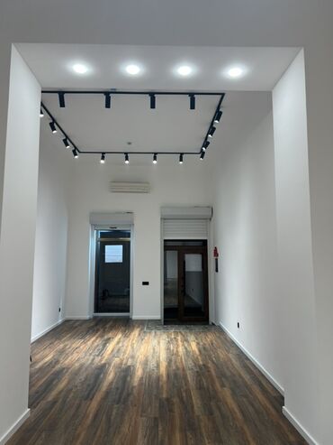 Restoran, kafelər: İcarəyə obyekt – şəhər mərkəzində, tarixi binaların sırasındakı küçədə — 4