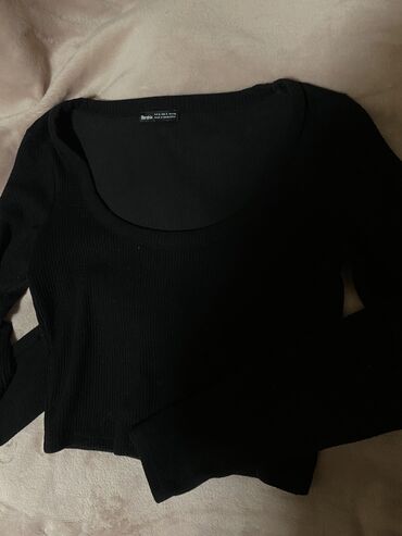 Džemperi, kardigani: Crna majica Bershka s vel croptop 
Nošena vrlo malo 🖤