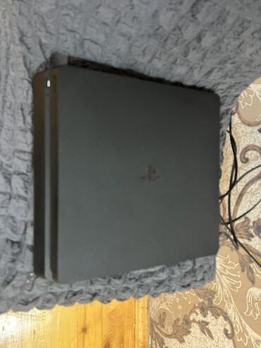 PS4 (Sony Playstation 4): Sony PlayStation 4 Slim oyun konsolu, istifadəçilərə müxtəlif oyun