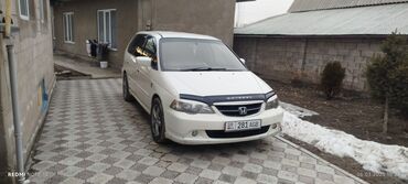 продаю или меняю на дом: Белый минивэн Honda Odyssey, оснащенный колесными дисками из легкого