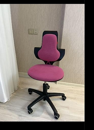 Erqonomik ofis/oxu kürsüsü – çəhrayı nəfəsalan parça, qara plastik