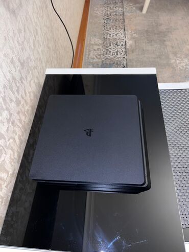 PS4 (Sony Playstation 4): Satılır PlayStation 4 Slim (çiplənmiş) — oyunları internetdən pulsuz