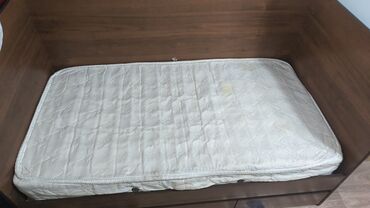 детская кроватка с комодом и пеленальным столиком: Детский кровать, с выдвижными ящиками снизу и матрасом вместе