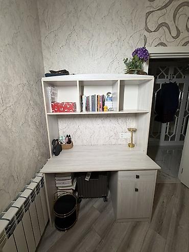 Açıq rəngli kompüter/yazı masası üst rəf hissəsi ilə birlikdə təqdim