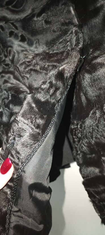 Krzneni kaputi: L, Sa postavom, bоја - Crna — 3