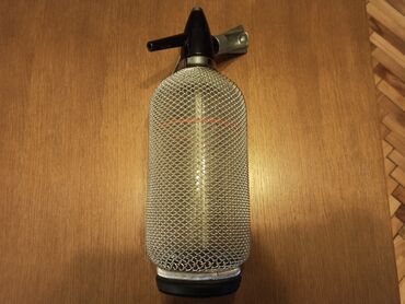 visoki struk sorts: Stara staklena boca za sifon sodu, opletena metalnom mrežicom