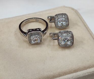 помолвочное кольцо: Серебро 925 пробы Качество отличное Размеры имеются Цена 3500 сом