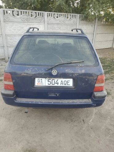 срочно продам авто в связи с переездом: Полноразмерный синий универсал Volkswagen Golf III Variant, оснащенный