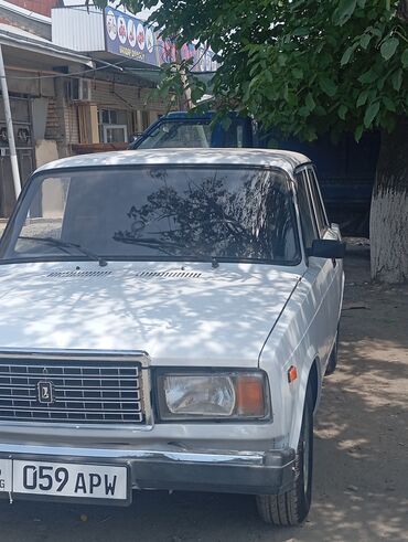 жигули комби: Автомобиль ВАЗ 2107 белого цвета. Кузов седан, с хромированной