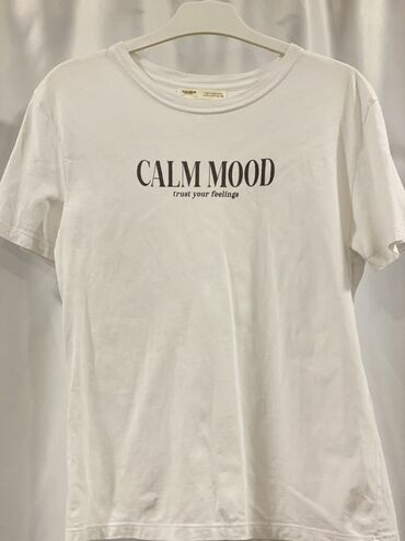 qadın gödəkçəsi: Pull Bear firmasının ağ rəngli, qısaqol köynəyi. Köynəyin ön