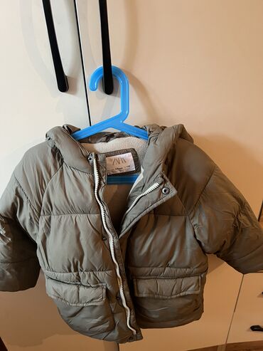 zara пальто: Куртка Zara,размер 5-6 лет, состояние отличное, очень тёплая и легкая