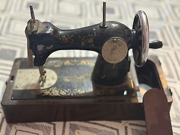 İncəsənət və kolleksiyalar: 🧵 Qədimi tikiş maşını satılır. İşlək vəziyyətdədir, kolleksiya və — 2