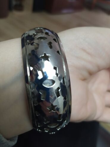 Narukvice: Prodajem dve masivne svečane narukvice,jedna debela okrugla - 1200 na lalafo.rs — 1 Narukvice: Prodajem dve masivne svečane narukvice,jedna debela okrugla - 1200 — 1