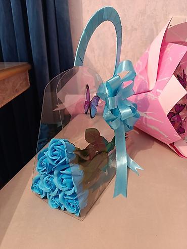8 mart hədiyyəsi: 8 marta özəl süni buket güllərin oyuncaqli hədiyyələrin kəpənək — 4