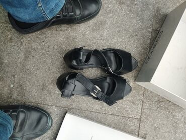 женские туфли с перфорацией: Məhsul: Qadın dəri sandal - Rəng: Qara - Material: Dəri üstlük, dəri