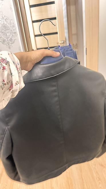 Айымдардын кийими: Короткая куртка ZARA из черной эко‑кожи. - Модель: укороченный — 2
