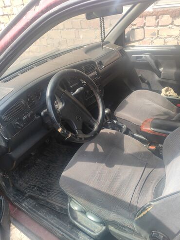 Volkswagen: Volkswagen Vento: 1992 г., 1.8 л, Механика, Бензин, Седан
