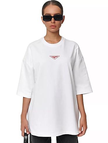 Белая oversize футболка унисекс с принтом. - Свободный крой