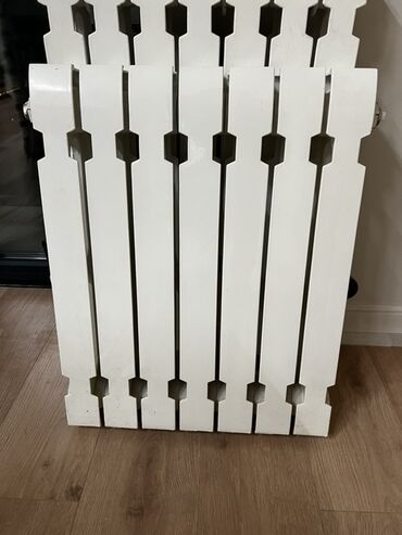 радиаторы отопления: Секционный радиатор отопления, белый, настенный. - Материал: металл