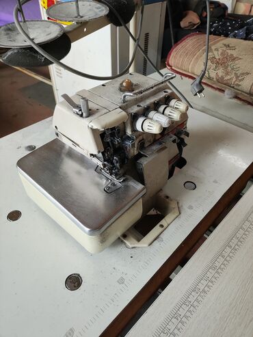 четырехнитка бу: Швейная машина