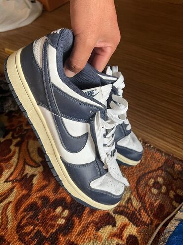 шлепанцы мужские: Эркектердин кроссовкасы, 43, Nike, Колдонулган, түсү - Ак, Өзү алып кетүү